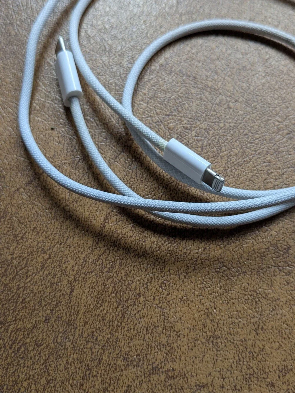 Apple White Wireless Magic Mouse with White Braided Charging Cable
